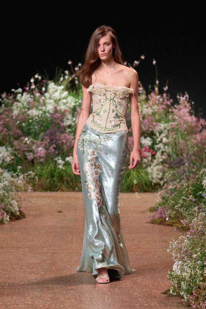 Elie Saab printemps-été 2027 : Jean Harlow, la lingerie et un trench noué 63 FIO02282 TIF RGB 2X3