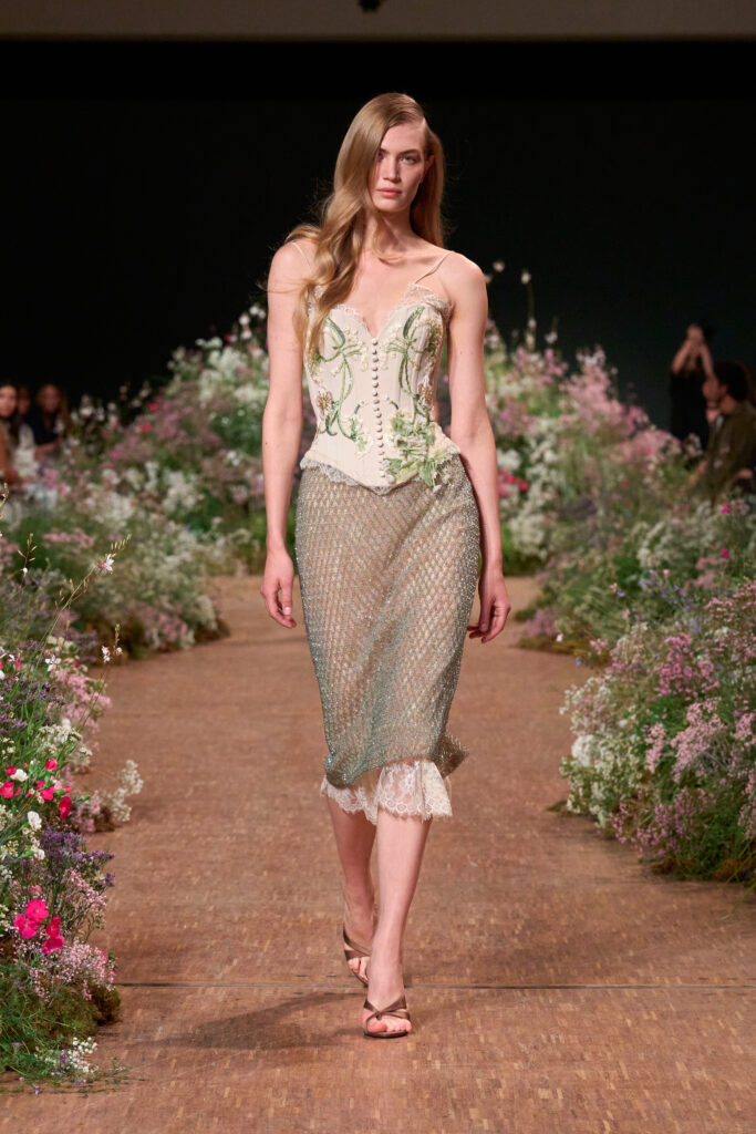 Elie Saab printemps-été 2027 : Jean Harlow, la lingerie et un trench noué 65 FIO02359 TIF RGB 2X3