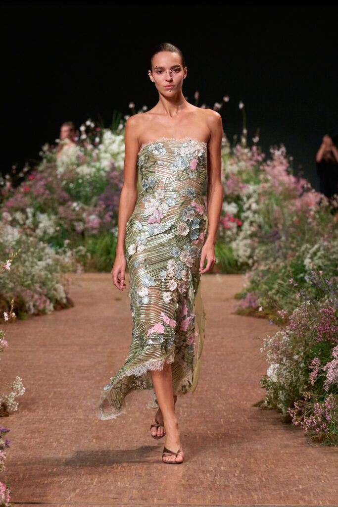 Elie Saab printemps-été 2027 : Jean Harlow, la lingerie et un trench noué 68 FIO02424 TIF RGB 2X3