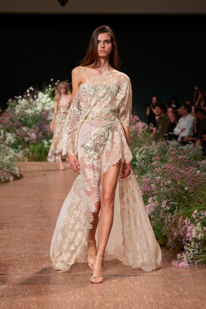 Elie Saab printemps-été 2027 : Jean Harlow, la lingerie et un trench noué 70 FIO02476 TIF RGB 2X3