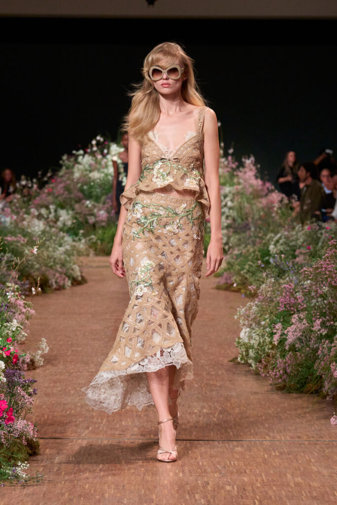 Elie Saab printemps-été 2027 : Jean Harlow, la lingerie et un trench noué 71 FIO02506 TIF RGB 2X3