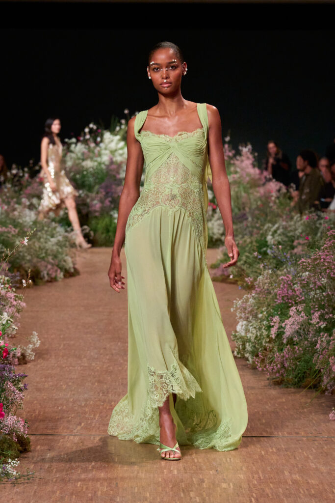 Elie Saab printemps-été 2027 : Jean Harlow, la lingerie et un trench noué 73 FIO02558 TIF RGB 2X3