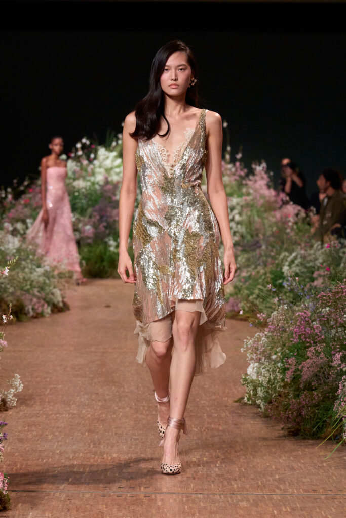 Elie Saab printemps-été 2027 : Jean Harlow, la lingerie et un trench noué 74 FIO02581 TIF RGB 2X3