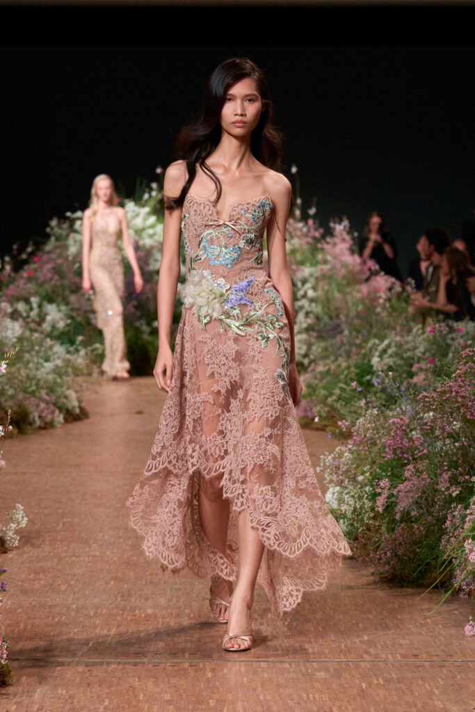 Elie Saab printemps-été 2027 : Jean Harlow, la lingerie et un trench noué 76 FIO02634 TIF RGB 2X3
