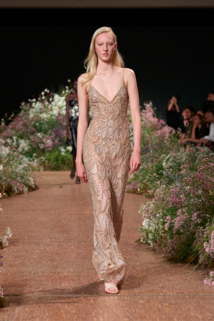 Elie Saab printemps-été 2027 : Jean Harlow, la lingerie et un trench noué 77 FIO02660 TIF RGB 2X3
