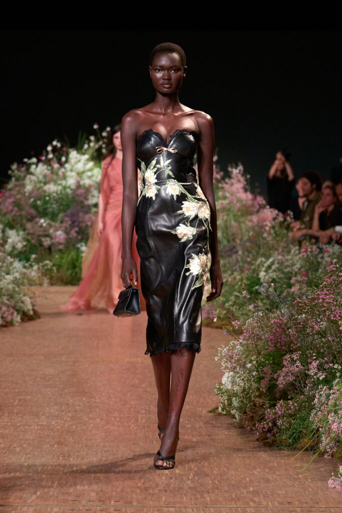 Elie Saab printemps-été 2027 : Jean Harlow, la lingerie et un trench noué 78 FIO02677 TIF RGB 2X3