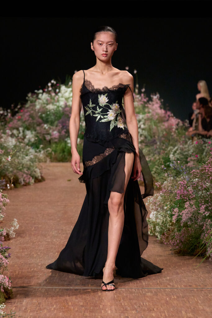 Elie Saab printemps-été 2027 : Jean Harlow, la lingerie et un trench noué 80 FIO02729 TIF RGB 2X3