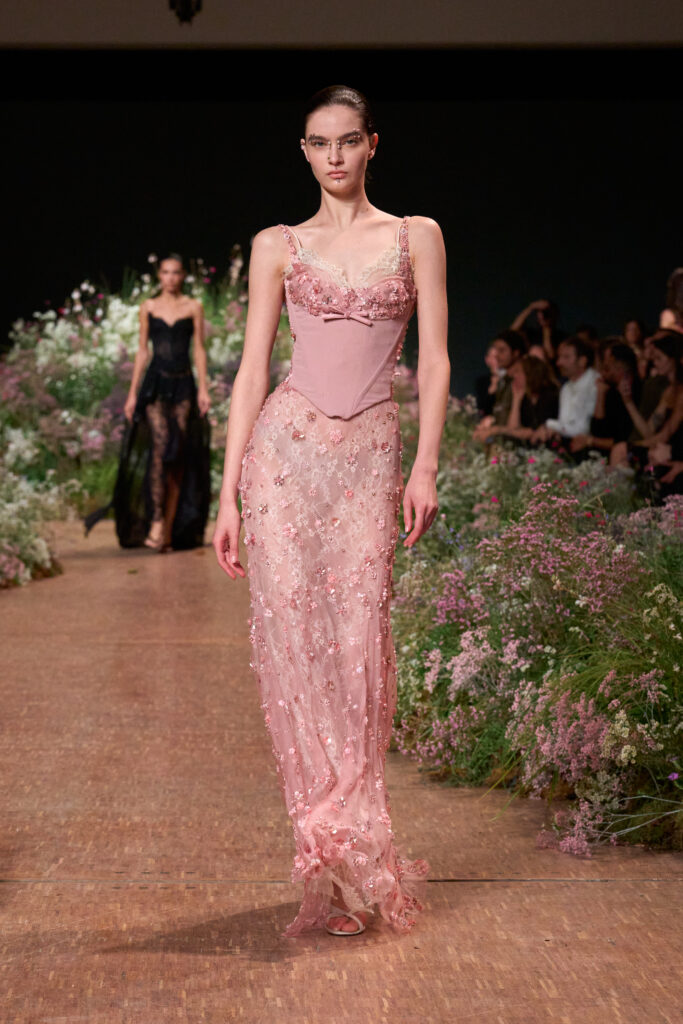 Elie Saab printemps-été 2027 : Jean Harlow, la lingerie et un trench noué 81 FIO02764 TIF RGB 2X3