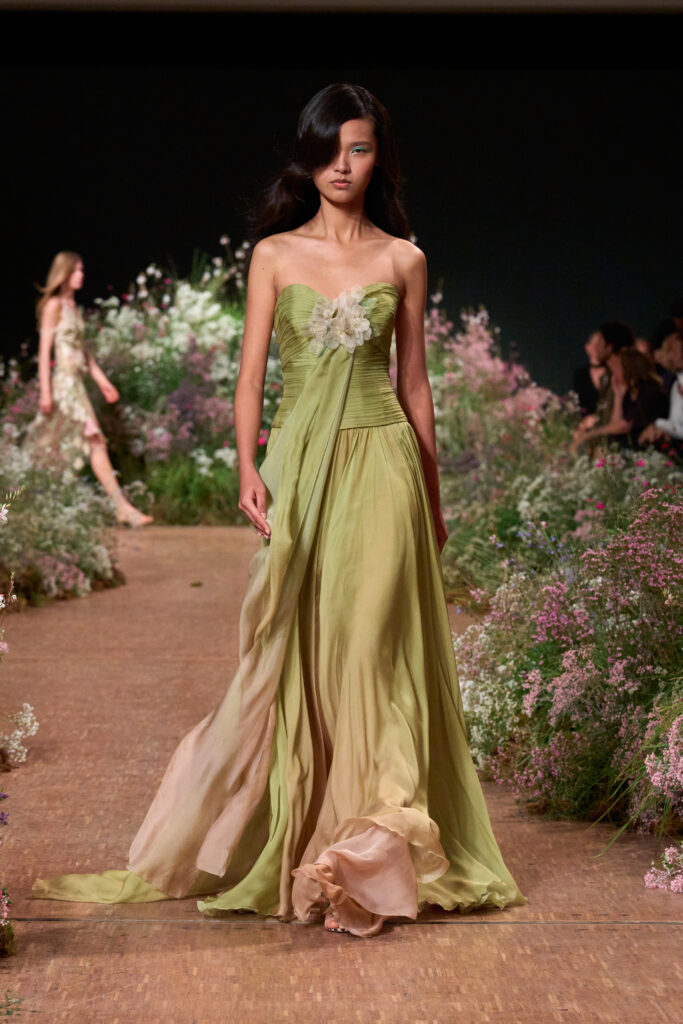 Elie Saab printemps-été 2027 : Jean Harlow, la lingerie et un trench noué 83 FIO02826 TIF RGB 2X3