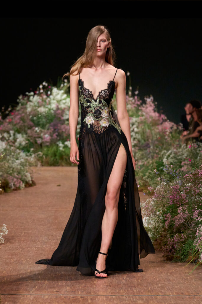 Elie Saab printemps-été 2027 : Jean Harlow, la lingerie et un trench noué 85 FIO02875 TIF RGB 2X3