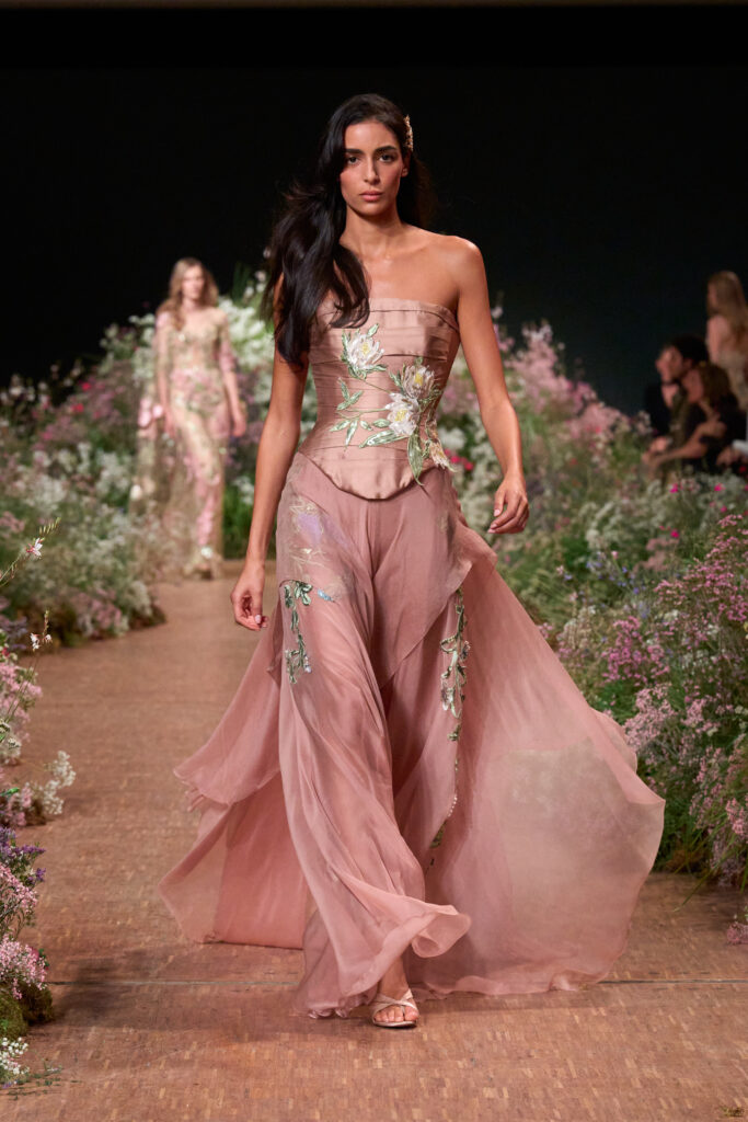 Elie Saab printemps-été 2027 : Jean Harlow, la lingerie et un trench noué 86 FIO02909 TIF RGB 2X3