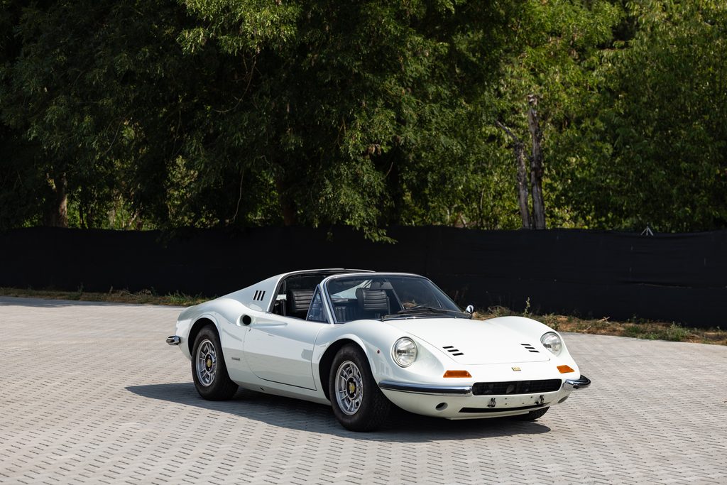 Artcurial : une Carrera GT à 7 300 km ouvre Automobiles sur les Champs 35 Ferrari 246 Dino GTS 1
