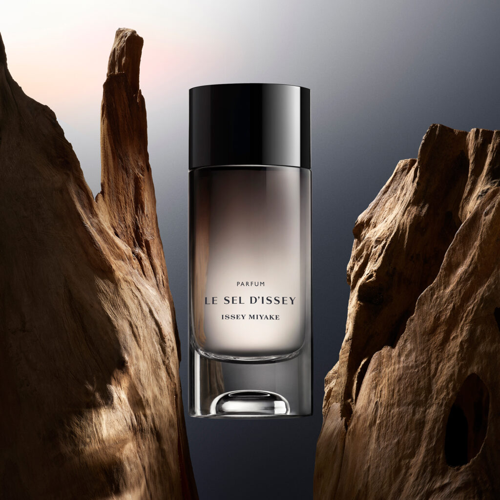 Le Sel d'Issey Parfum : l'intensité se lit d'abord dans le verre 28 IM SI PFM 2026 Still Digital visual BLACK WOOD VISUAL WITH BOTTLE RGB Web 2000X2000 300dpi