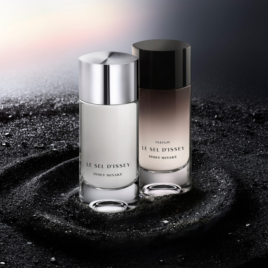 Le Sel d'Issey Parfum : l'intensité se lit d'abord dans le verre 42 IM SI PFM 2026 Still Digital visual CREATIVE BOTTLE DUO 02 RGB Web 2000X2000 300dpi