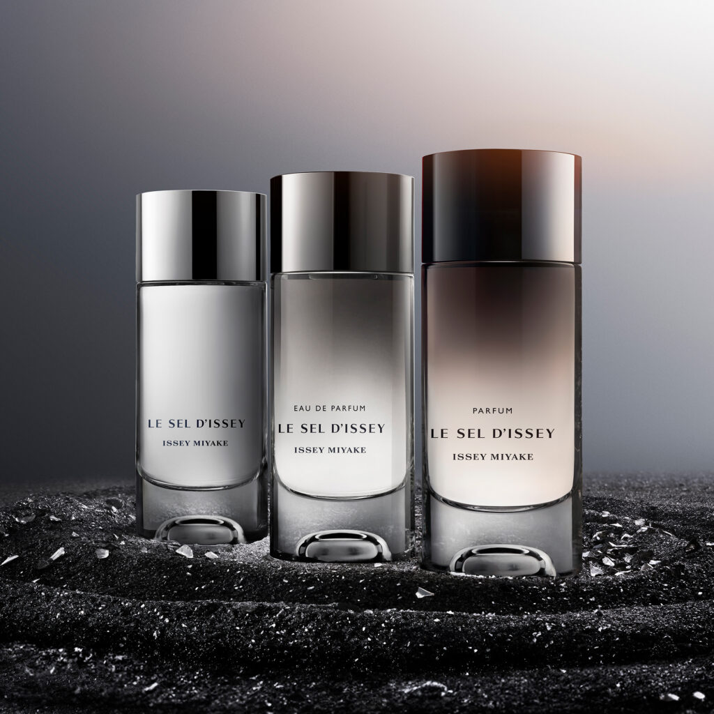 Le Sel d'Issey Parfum : l'intensité se lit d'abord dans le verre 50 IM SI PFM 2026 Still Digital visual CREATIVE BOTTLE TRIO 02 RGB Web 2000X2000 300dpi