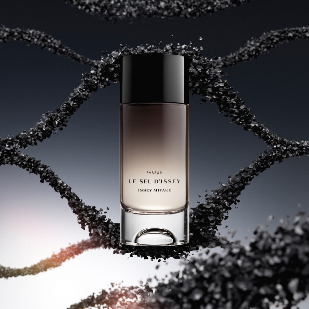 Le Sel d'Issey Parfum : l'intensité se lit d'abord dans le verre 40 IM SI PFM 2026 Still Digital visual MOOD VISUAL WITH BOTTLE 01 RGB Web 2000X2000 300dpi