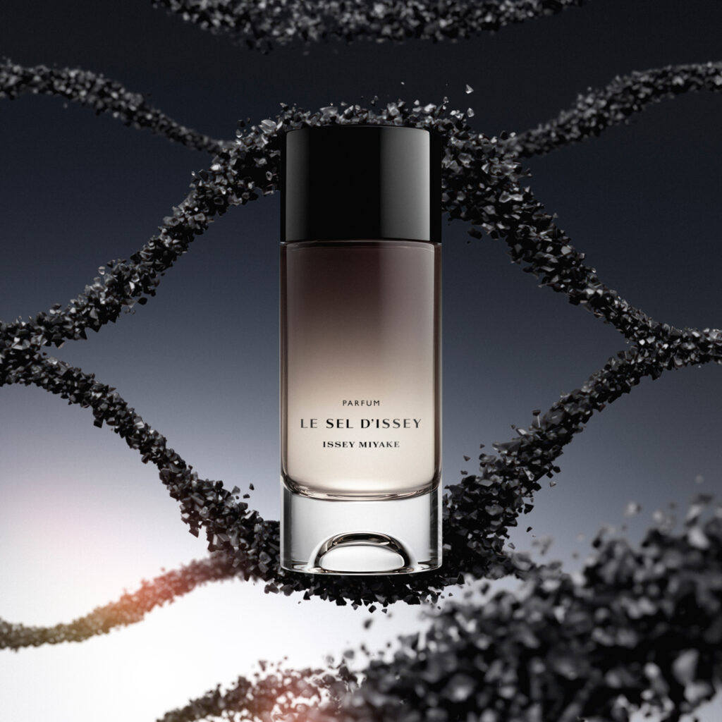 Le Sel d'Issey Parfum : l'intensité se lit d'abord dans le verre 39 IM SI PFM 2026 Still Digital visual MOOD VISUAL WITH BOTTLE 01 RGB Web 3000X3000 300dpi