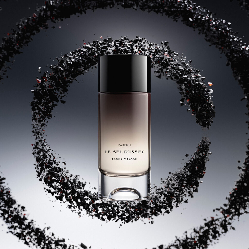 Le Sel d'Issey Parfum : l'intensité se lit d'abord dans le verre 54 IM SI PFM 2026 Still Digital visual MOOD VISUAL WITH BOTTLE 02 RGB Web 2000X2000 300dpi