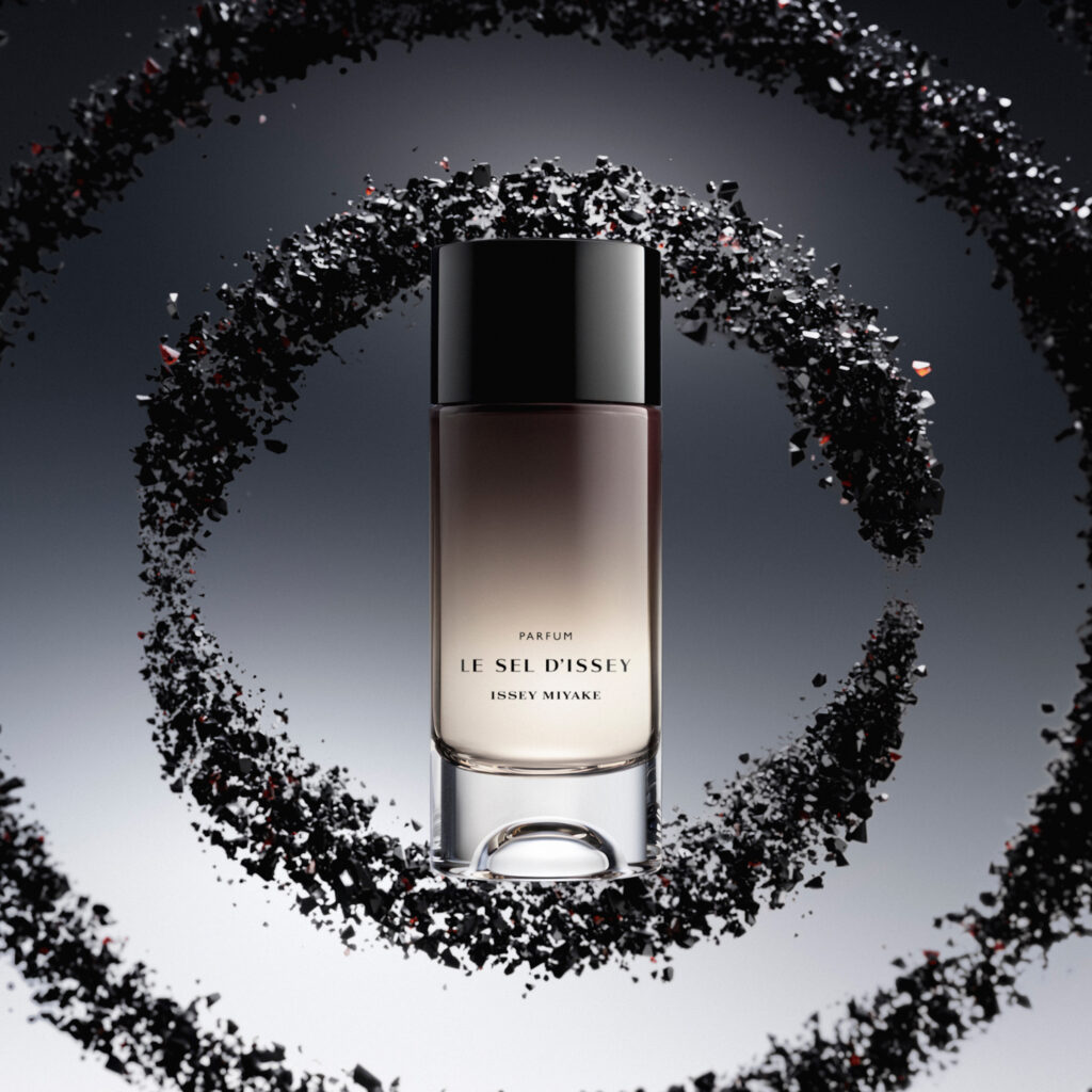 Le Sel d'Issey Parfum : l'intensité se lit d'abord dans le verre 53 IM SI PFM 2026 Still Digital visual MOOD VISUAL WITH BOTTLE 02 RGB Web 3000X3000 300dpi