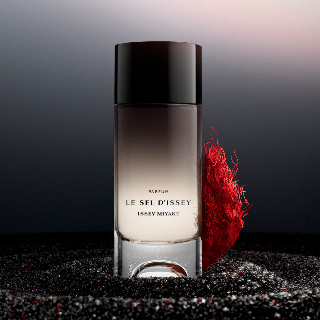 Le Sel d'Issey Parfum : l'intensité se lit d'abord dans le verre 48 IM SI PFM 2026 Still Digital visual SAFFRON VISUAL WITH BOTTLE RGB Web 2000X2000 300dpi