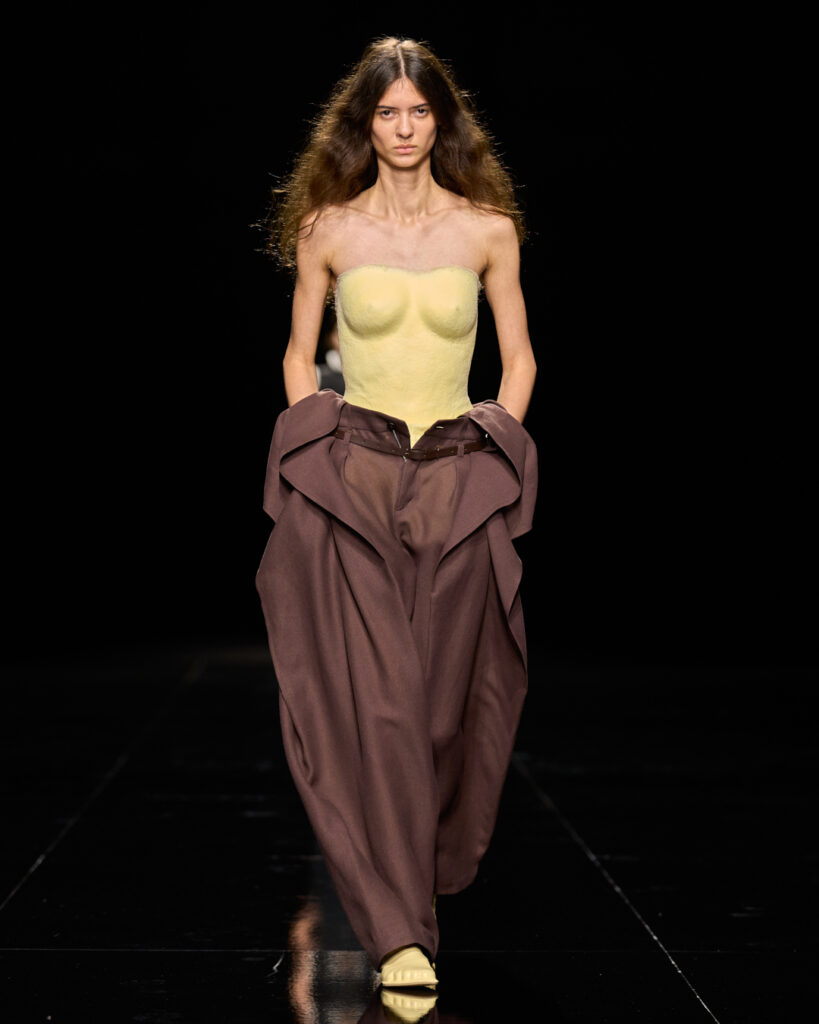 Issey Miyake : le drapé encore humide devenu moule 74 ISSEY MIYAKE SS27 LOOK 002