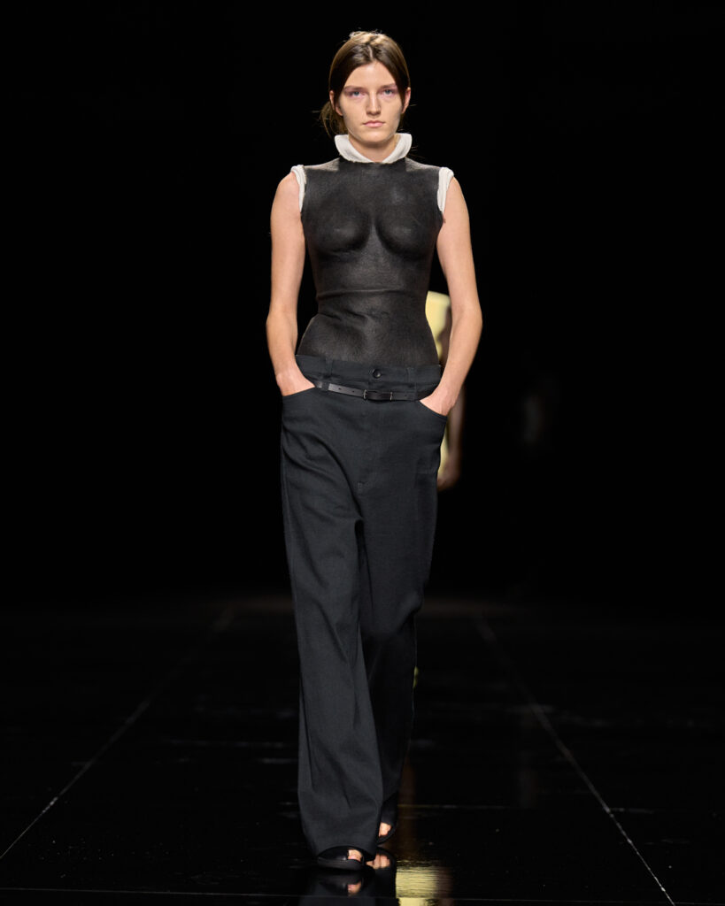 Issey Miyake : le drapé encore humide devenu moule 129 ISSEY MIYAKE SS27 LOOK 003 1