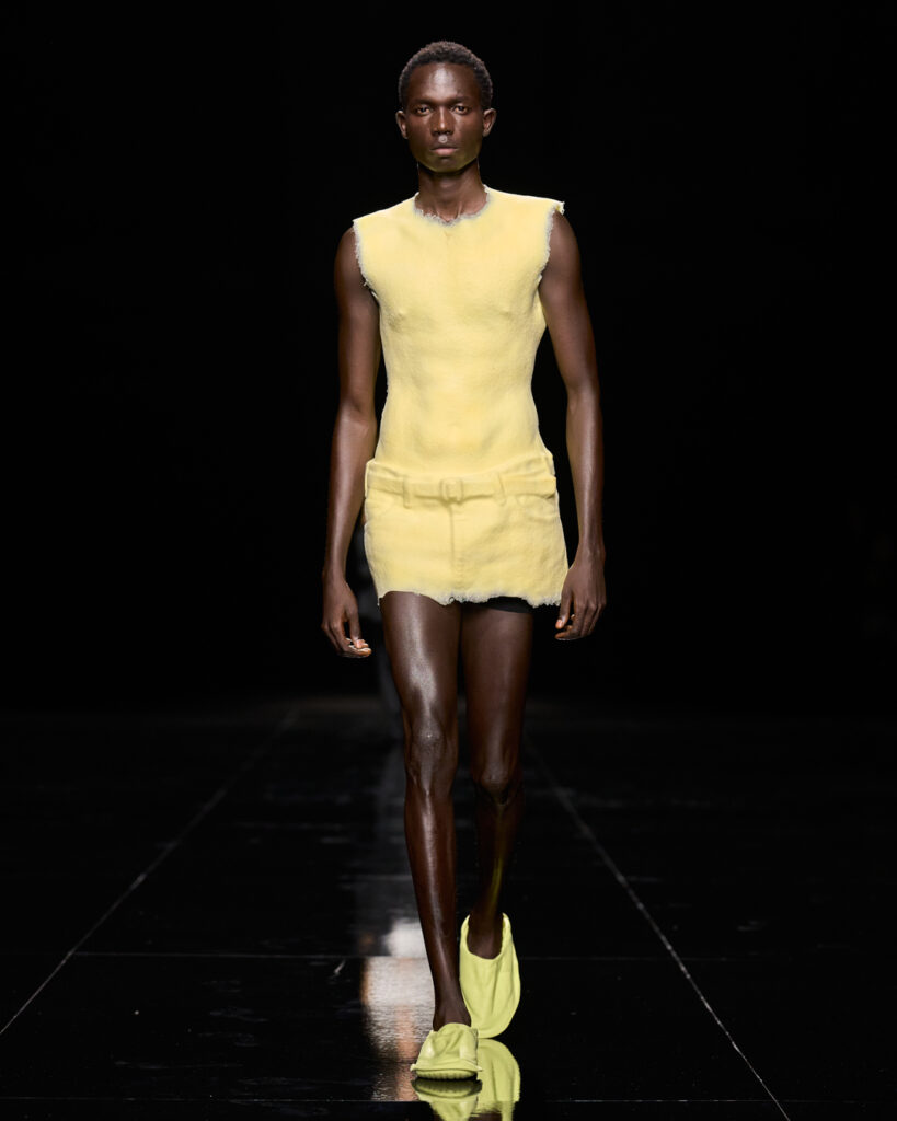 Issey Miyake : le drapé encore humide devenu moule 62 ISSEY MIYAKE SS27 LOOK 004