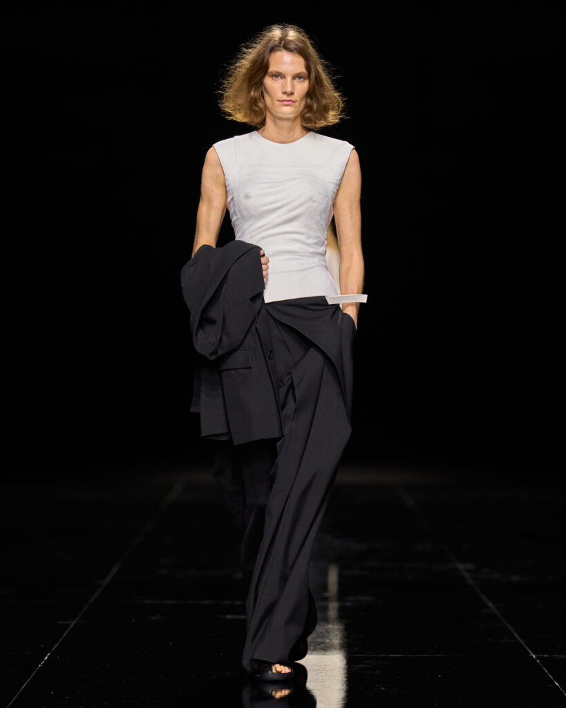 Issey Miyake : le drapé encore humide devenu moule 121 ISSEY MIYAKE SS27 LOOK 005 1