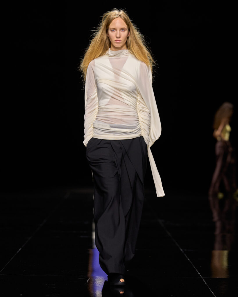Issey Miyake : le drapé encore humide devenu moule 60 ISSEY MIYAKE SS27 LOOK 006