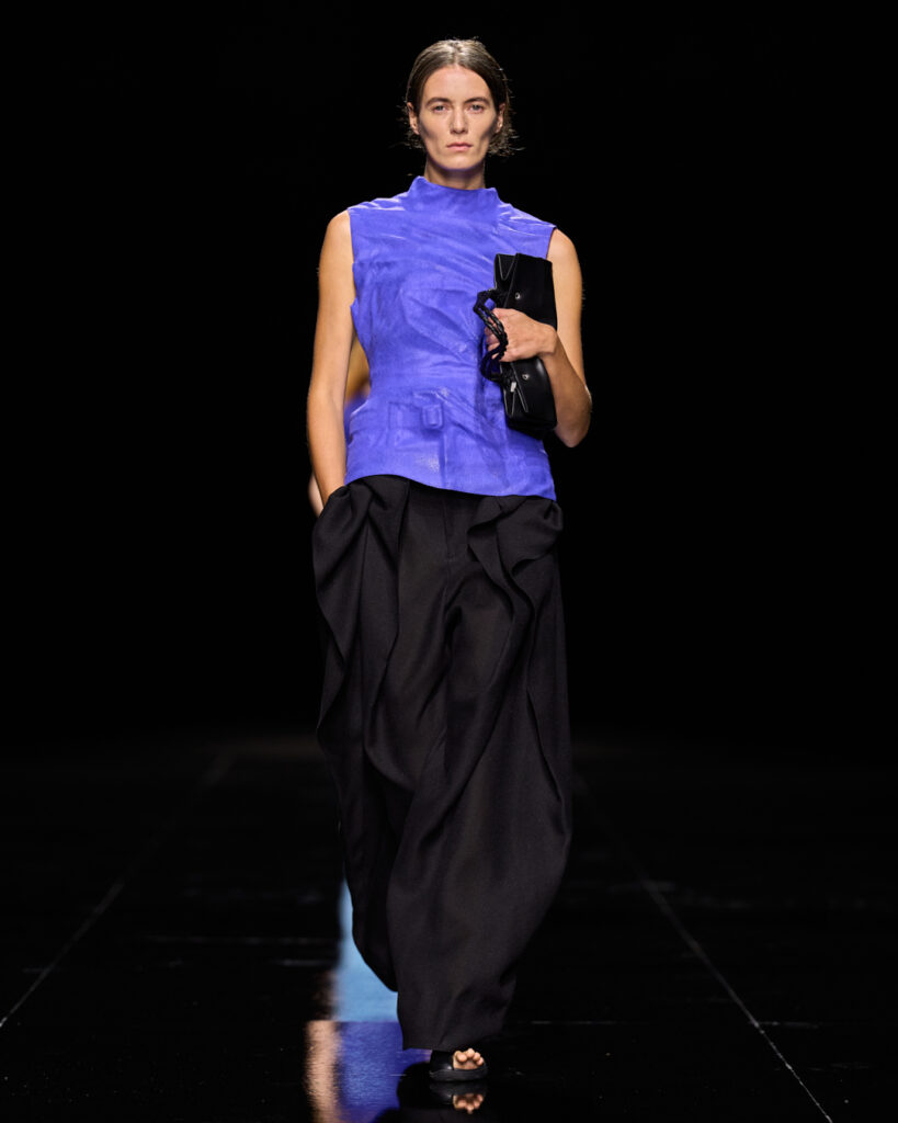Issey Miyake : le drapé encore humide devenu moule 102 ISSEY MIYAKE SS27 LOOK 008 1