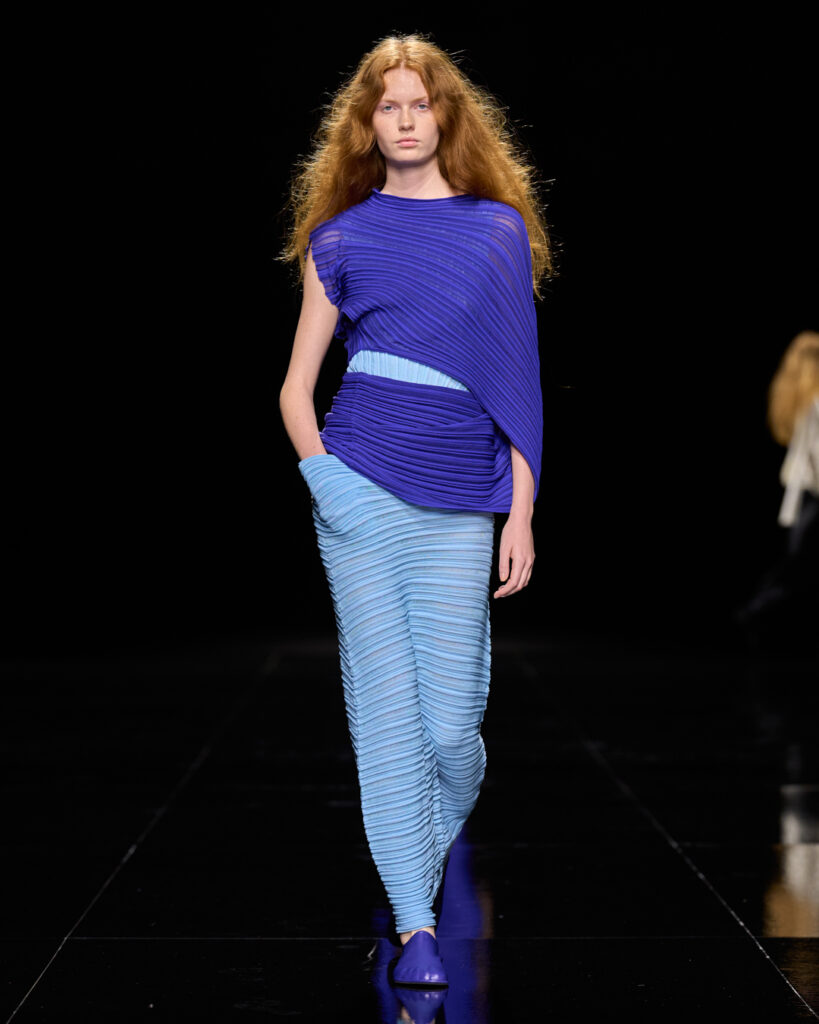 Issey Miyake : le drapé encore humide devenu moule 107 ISSEY MIYAKE SS27 LOOK 009 1