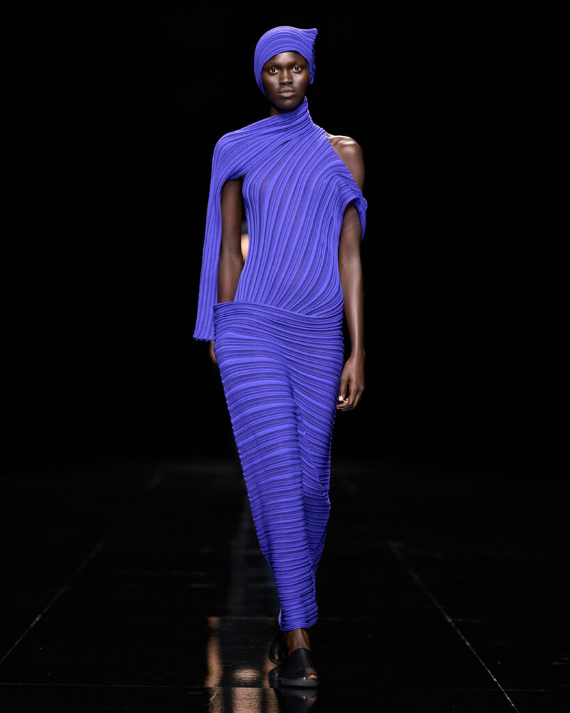 Issey Miyake : le drapé encore humide devenu moule 117 ISSEY MIYAKE SS27 LOOK 010 1