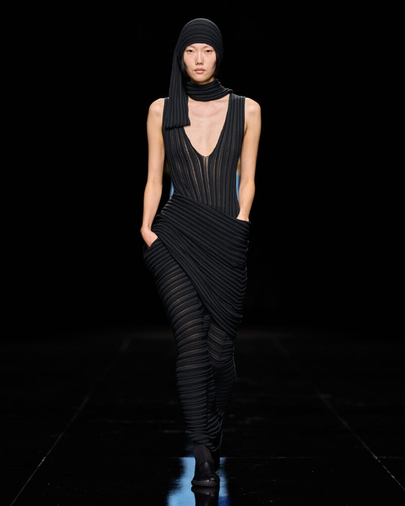 Issey Miyake : le drapé encore humide devenu moule 66 ISSEY MIYAKE SS27 LOOK 011