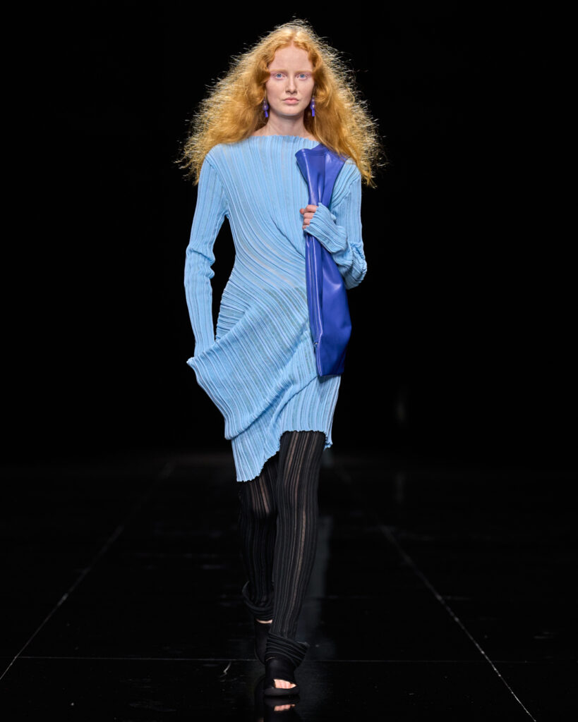 Issey Miyake : le drapé encore humide devenu moule 61 ISSEY MIYAKE SS27 LOOK 012