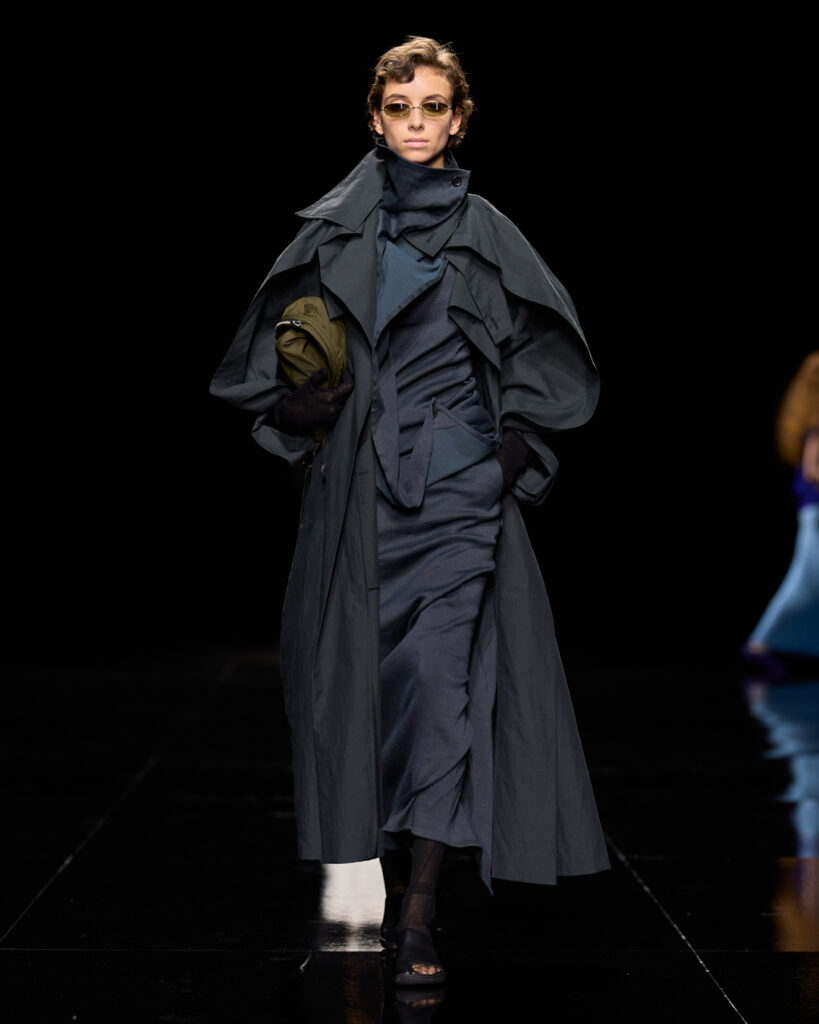 Issey Miyake : le drapé encore humide devenu moule 112 ISSEY MIYAKE SS27 LOOK 013 1