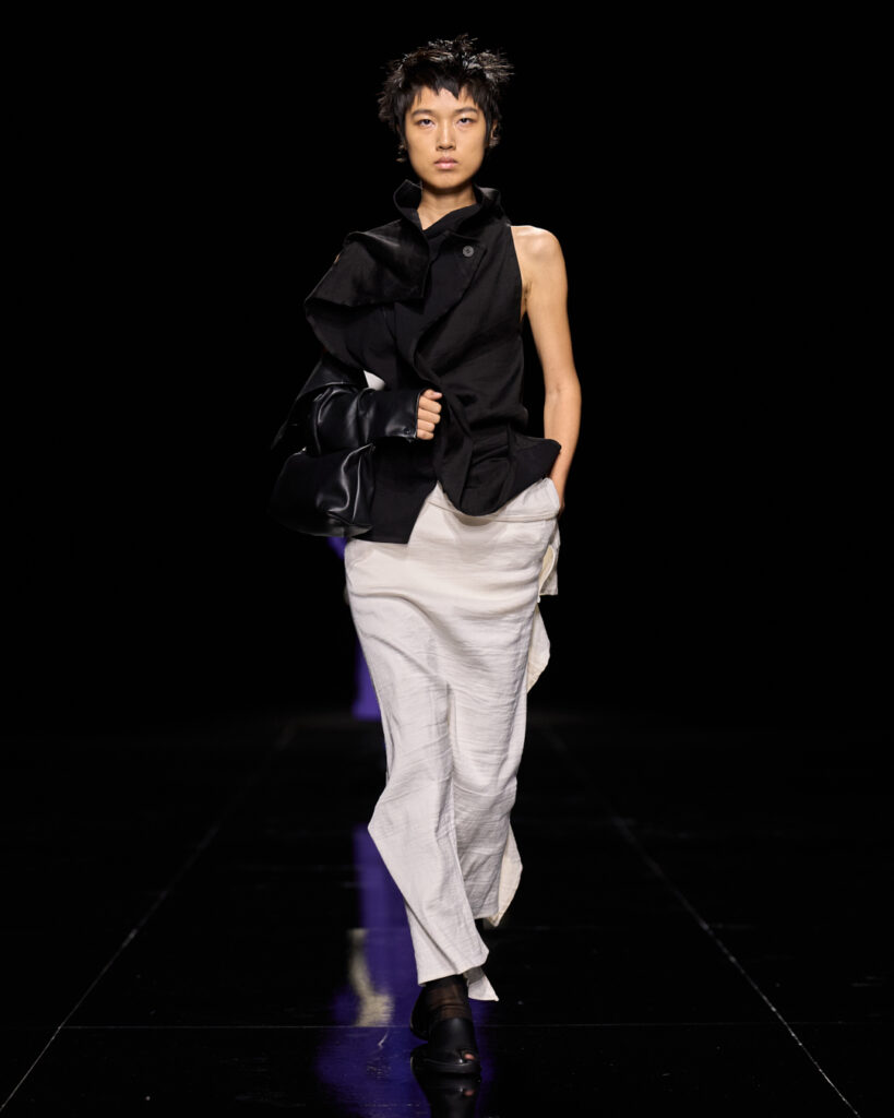 Issey Miyake : le drapé encore humide devenu moule 71 ISSEY MIYAKE SS27 LOOK 014