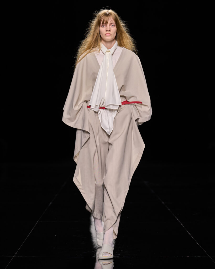 Issey Miyake : le drapé encore humide devenu moule 73 ISSEY MIYAKE SS27 LOOK 016