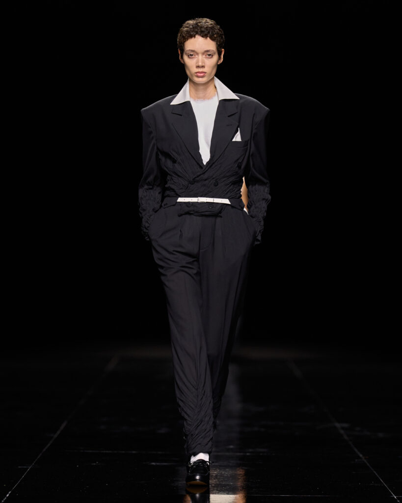 Issey Miyake : le drapé encore humide devenu moule 99 ISSEY MIYAKE SS27 LOOK 018 1