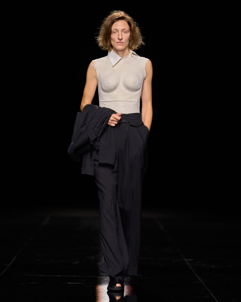 Issey Miyake : le drapé encore humide devenu moule 98 ISSEY MIYAKE SS27 LOOK 019 1