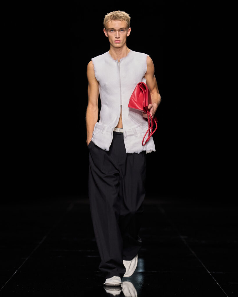 Issey Miyake : le drapé encore humide devenu moule 49 ISSEY MIYAKE SS27 LOOK 020