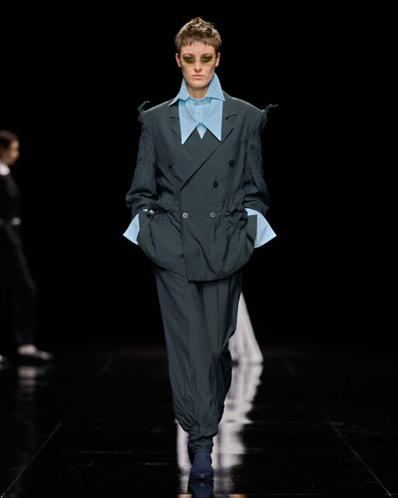 Issey Miyake : le drapé encore humide devenu moule 52 ISSEY MIYAKE SS27 LOOK 021