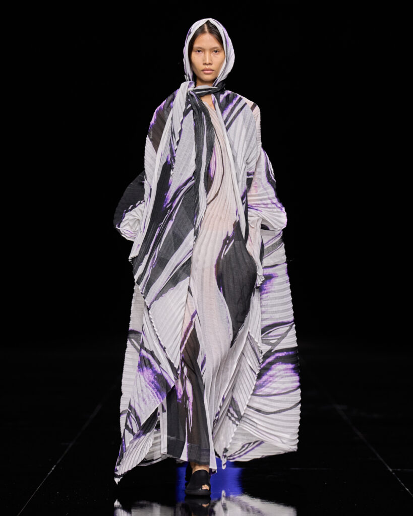 Issey Miyake : le drapé encore humide devenu moule 55 ISSEY MIYAKE SS27 LOOK 023