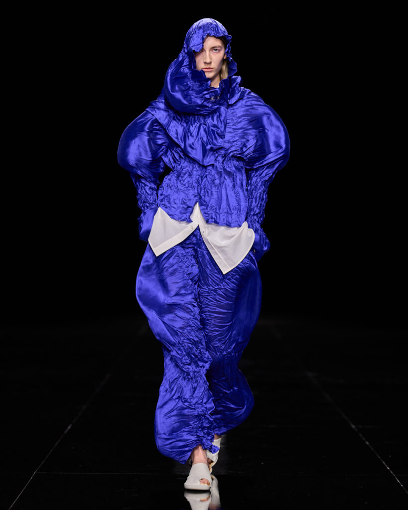Issey Miyake : le drapé encore humide devenu moule 101 ISSEY MIYAKE SS27 LOOK 024 1