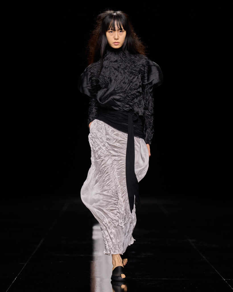 Issey Miyake : le drapé encore humide devenu moule 42 ISSEY MIYAKE SS27 LOOK 025
