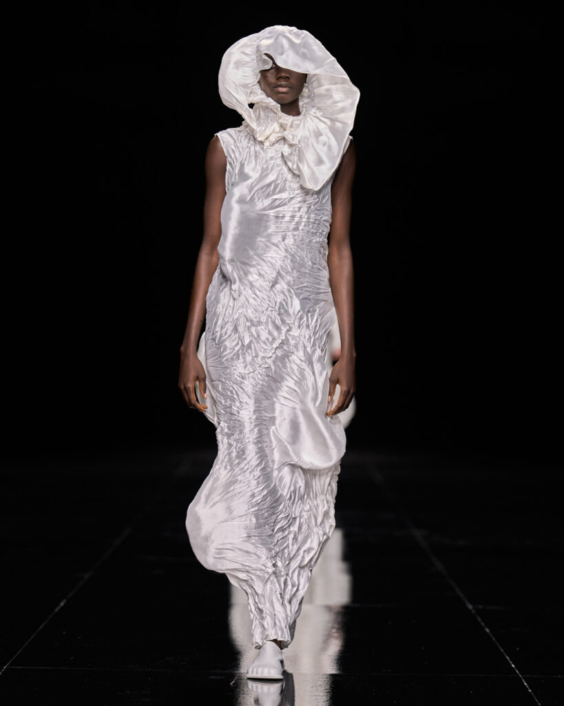 Issey Miyake : le drapé encore humide devenu moule 39 ISSEY MIYAKE SS27 LOOK 026