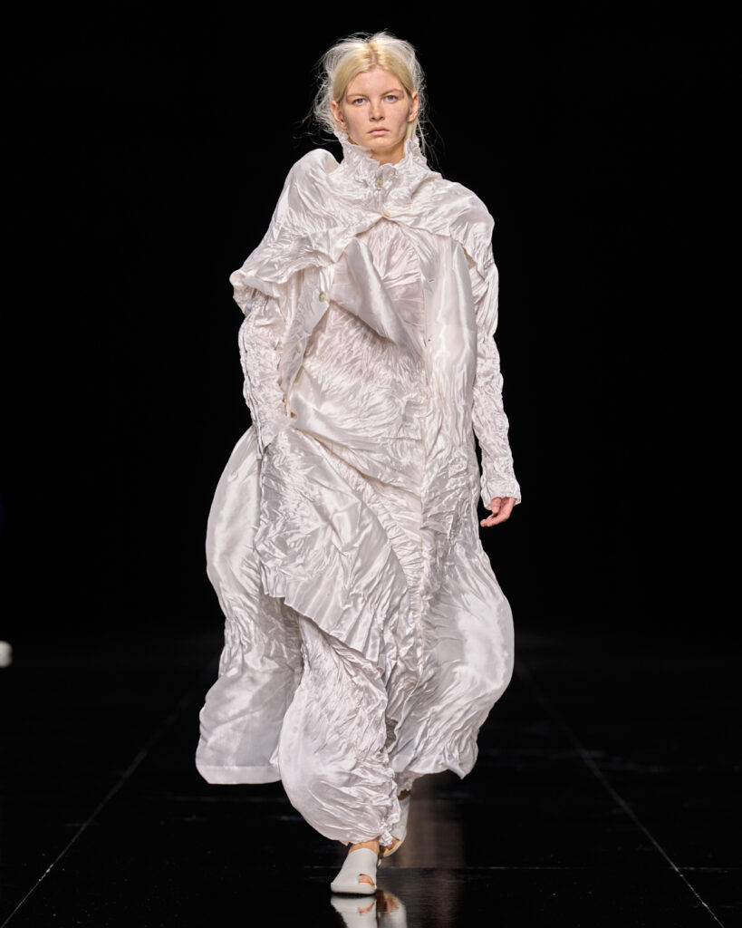 Issey Miyake : le drapé encore humide devenu moule 40 ISSEY MIYAKE SS27 LOOK 027