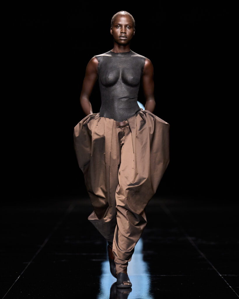 Issey Miyake : le drapé encore humide devenu moule 72 ISSEY MIYAKE SS27 LOOK 028