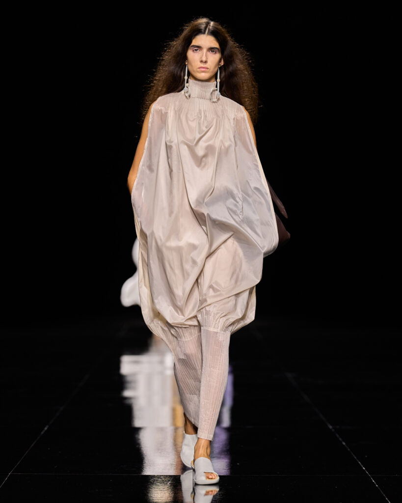 Issey Miyake : le drapé encore humide devenu moule 46 ISSEY MIYAKE SS27 LOOK 030