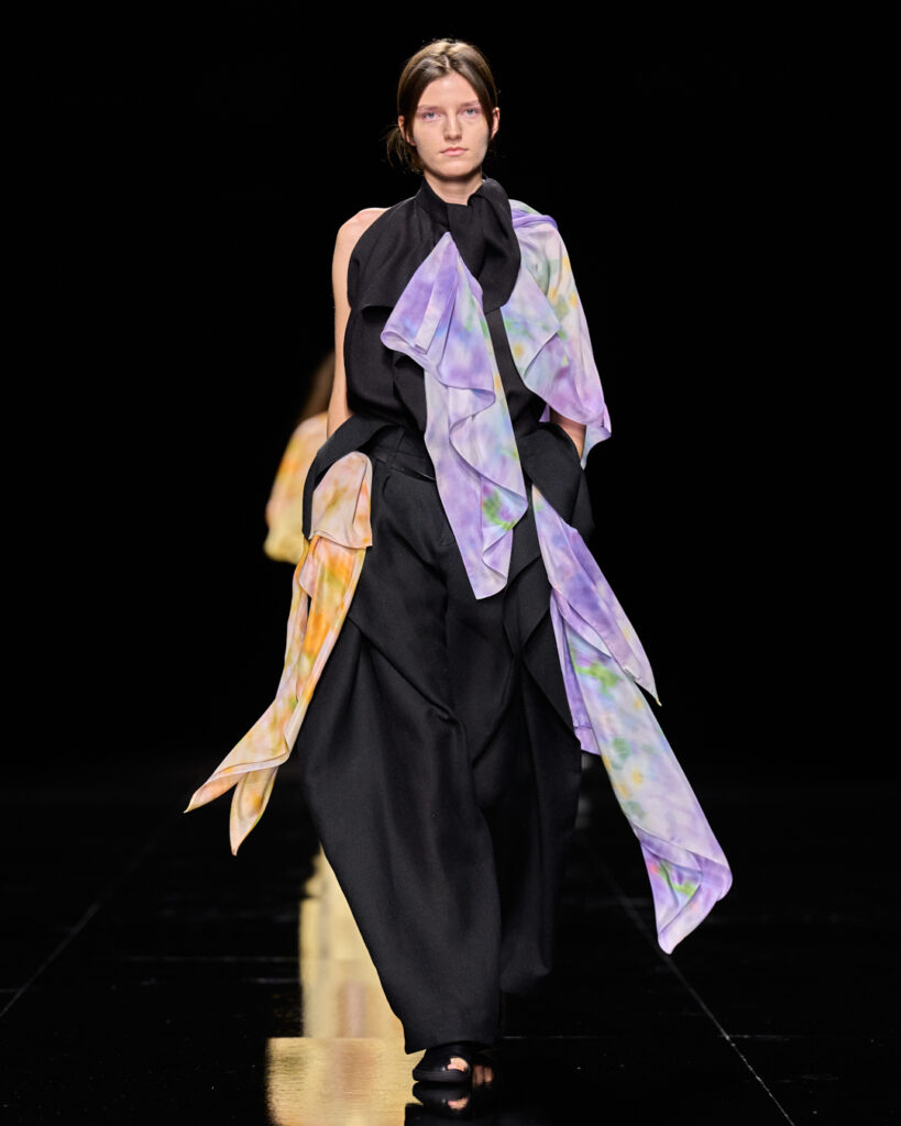 Issey Miyake : le drapé encore humide devenu moule 43 ISSEY MIYAKE SS27 LOOK 031
