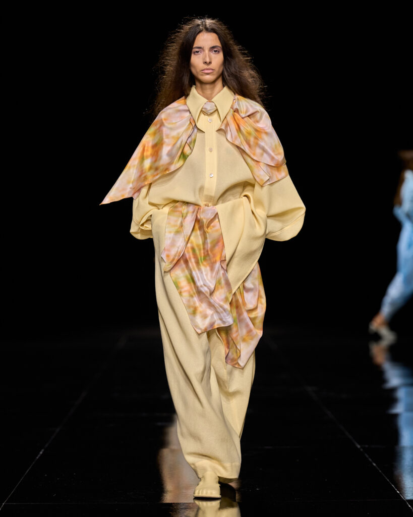 Issey Miyake : le drapé encore humide devenu moule 38 ISSEY MIYAKE SS27 LOOK 032